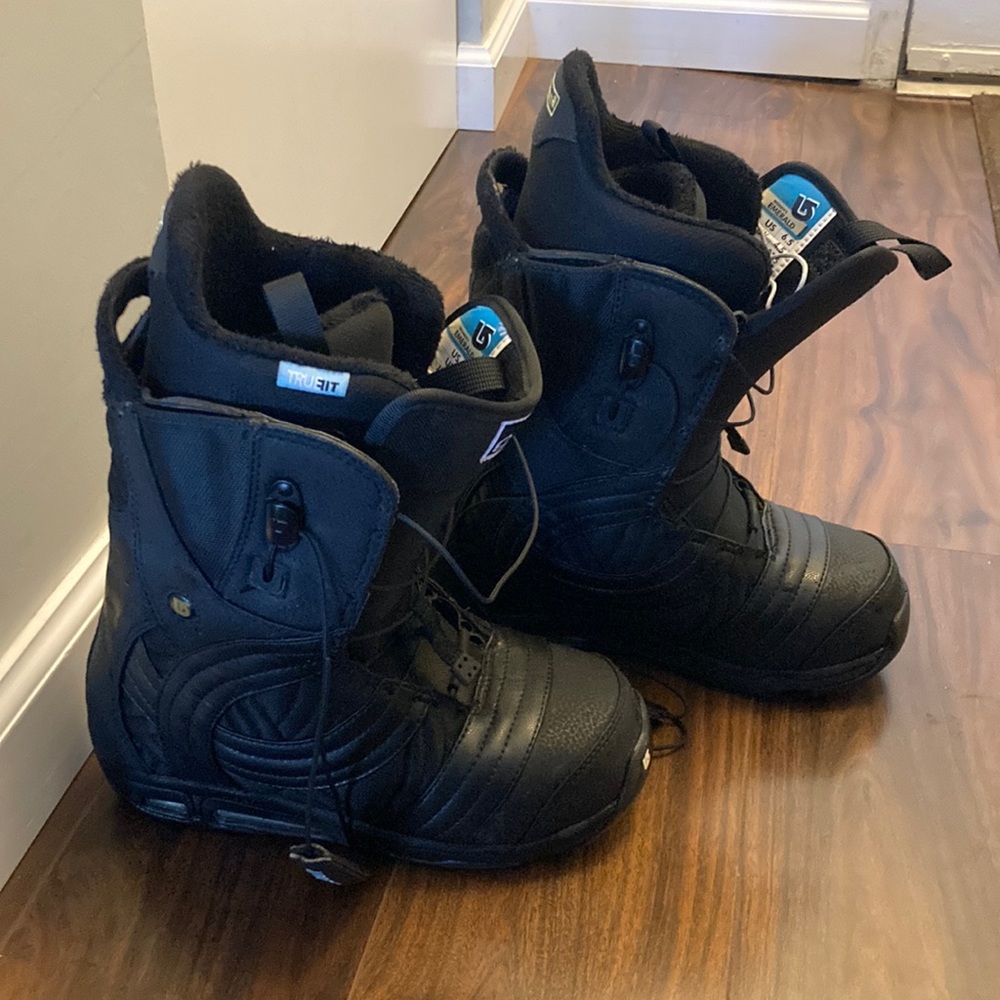 Women’s black Emerald Burton Snowboard Boots size 6.5